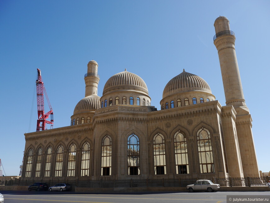 Мечеть Биби Эйбат в окрестностях Баку.