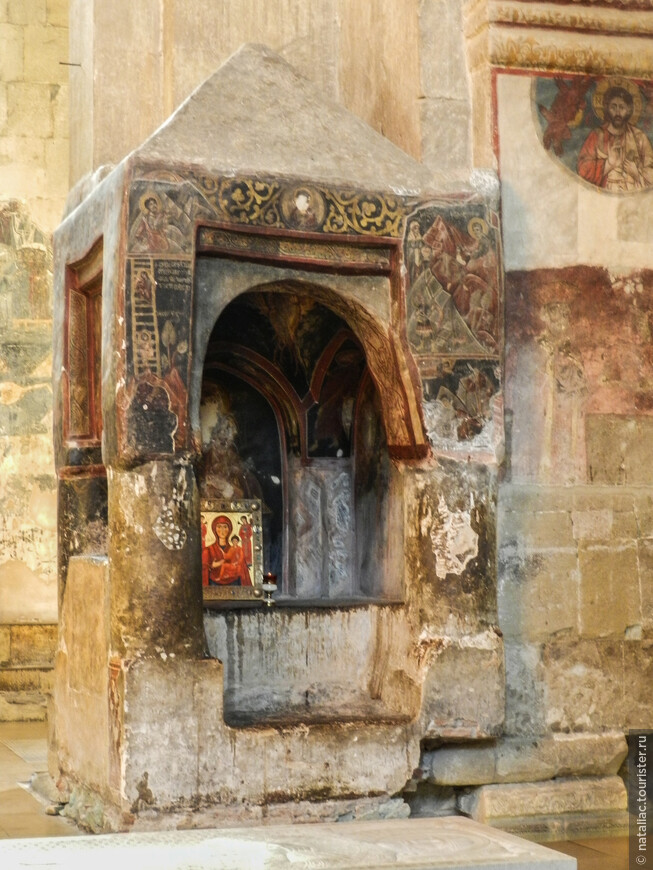 Почти в каждом храме Грузии есть чтимый список Иверской иконы.

