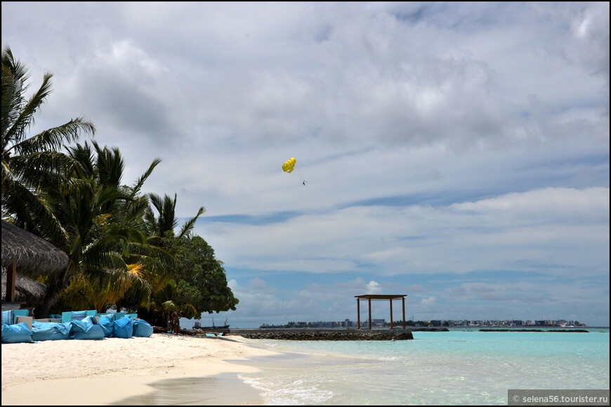 Вид на пляж и  столицу Мальдивской республики  островной  г. Мале.