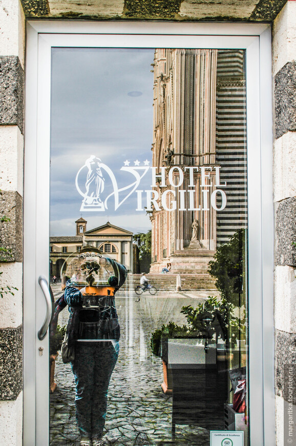 фотографирую стеклянную входную дверь в Hotel Virgilio