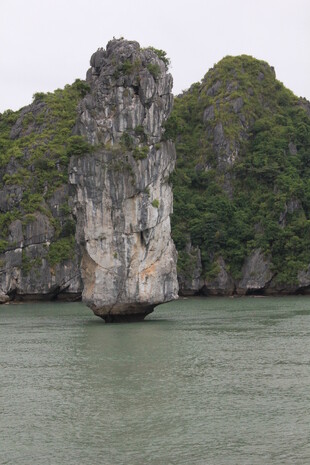 «Ha Long» в переводе с вьетнамского означает «Спускающийся в море дракон»