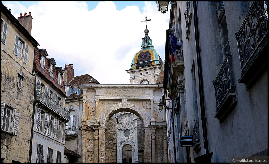 Кафедральный собор Сен-Жан (Иоанна Богослова) - классическое романское здание близ подножья горы Сен-Этьен, у цитадели. Собор датируется 11—13 веками.