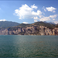 Скалистые берега Гарды вокруг Мальчезине.