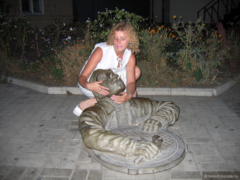 Вот с этого люка-скульптуры с очаровательным коммунальщиком, в г.Бердянске (Украина) началось мое увлечение канализационными входами.