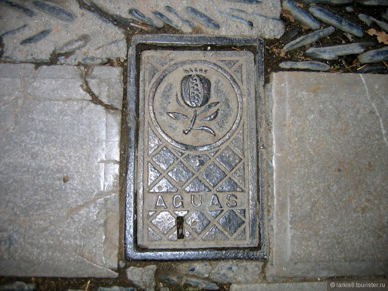 В городе Гранада (Испания) я увидела милый символ города - гранат на тротуарных плитах, и с тех пор - понеслось!