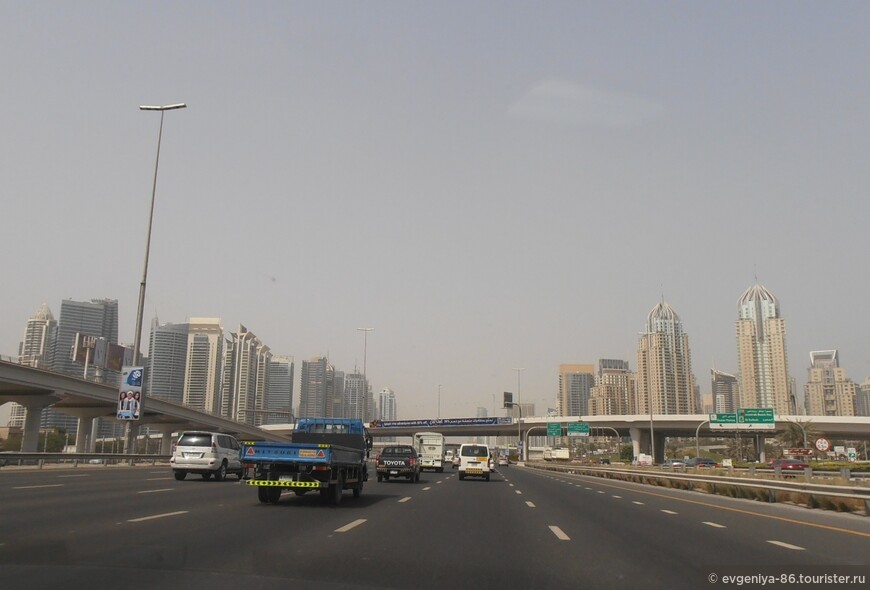 На дорогах Дубая много самых обычных и недорогих машин. 