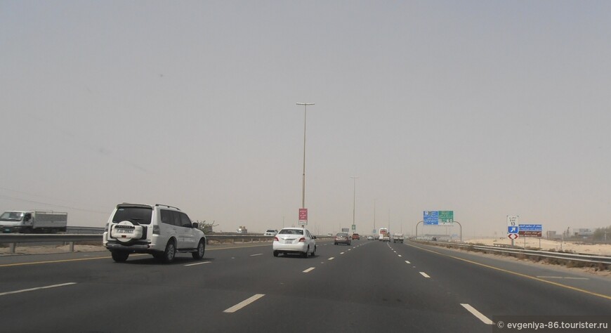 Выезжаем из Дубая в сторону Абу-Даби. Из-за песчаной пыли не очень хорошая видимость. 
