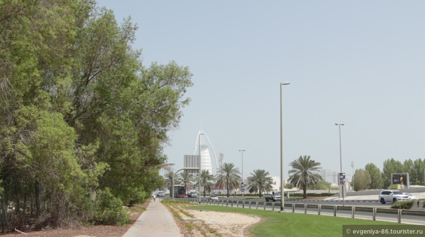 Umm Suqeim Road. Идем на пляж. Ориентир держим на Burj Al Arab