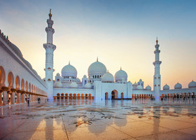 Что действительно стоит посмотреть в Абу-Даби, так это мечеть шейха Заеда. Безумно красивая мечеть, с инкрустациями из натурального мрамора,ракушек и бронзой... Девушкам посещение только с покрытой головой, в необтягивающей одежде,прикрывающей руки и ноги, на входе можно взять на прокат...