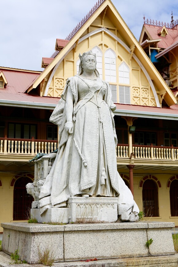 Памятник Королеве Виктории