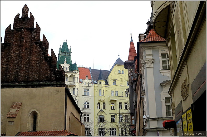 Слева Староновая синагога старейшая в Праге. Справа угол Высокой синагоги, расположенной на втором этаже еврейской ратуши.