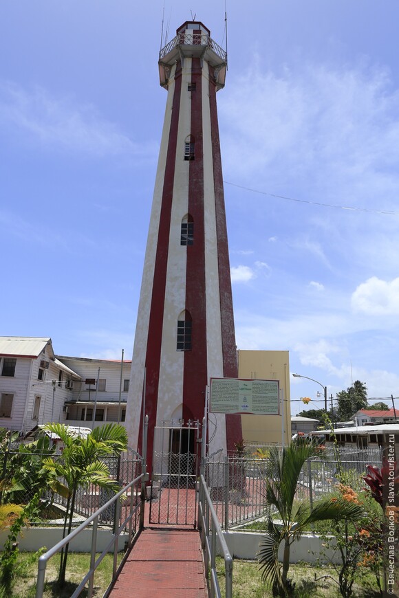 The Lighthouse. Одна из главных достопримечательностей Джорджтауна. Построен в 1817 году голландцами, затем в 1830 году перестроен англичанами. Высота маяка - 31 метр. Работает как музей и смотровая площадка, но мне туда подняться так и не удалось - был закрыт.