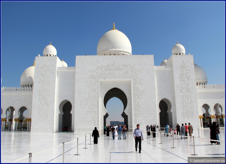 Вид на главный вход Мечети Шейха Зайда.