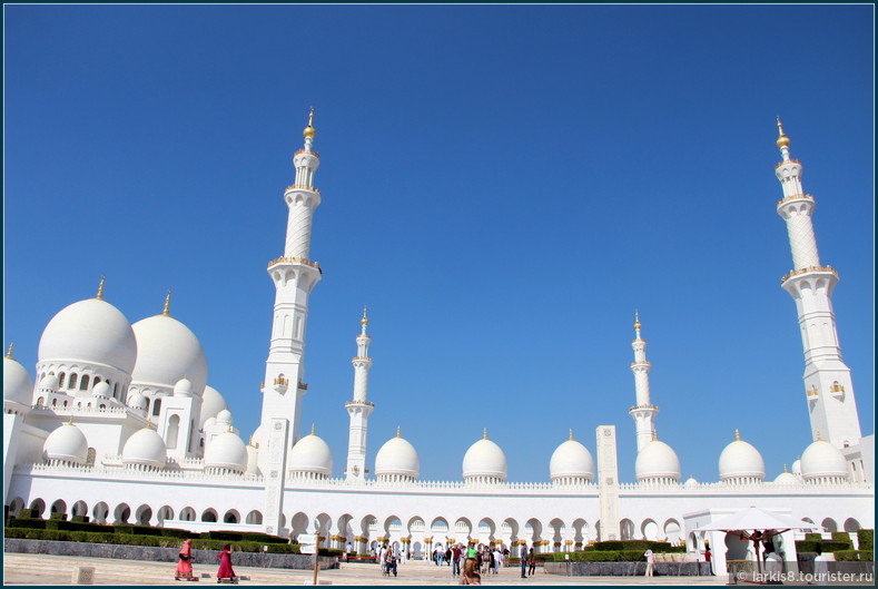 Мечеть Шейха Зайда в Абу-Даби является одной из самых красивых в мире. Что там есть самого-самого можно почитать в моем альбоме http://larkis8.tourister.ru/photoalbum/24932 .