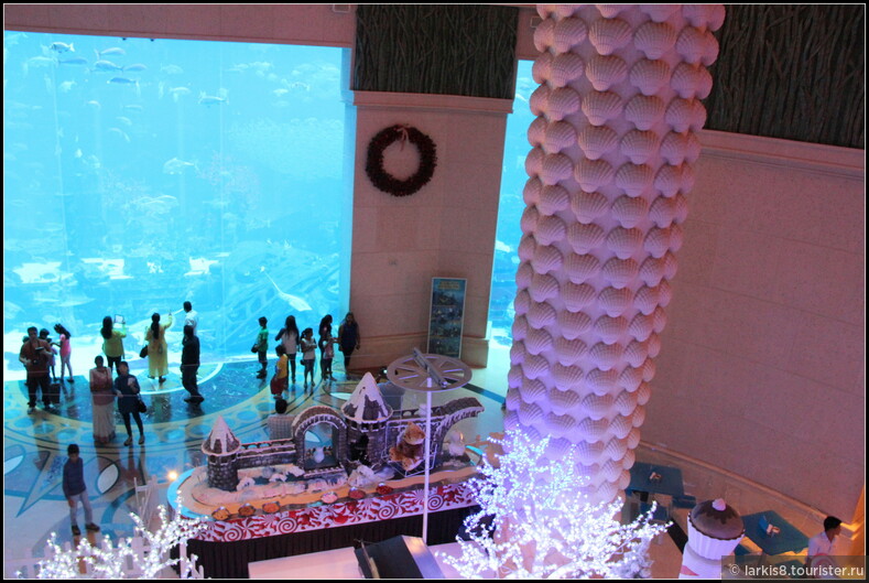 В фойе отеля Атлантис выходит огромная стена аквариума. http://larkis8.tourister.ru/videos/7380