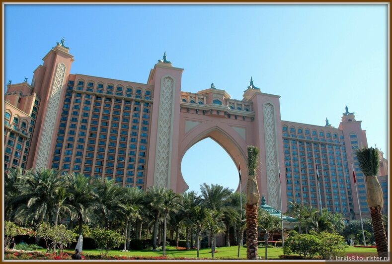 Отель Атлантис, расположенный на острове-пальме, известен всем, кто хоть раз интересовался Дубаем или бывал в этом городе. 