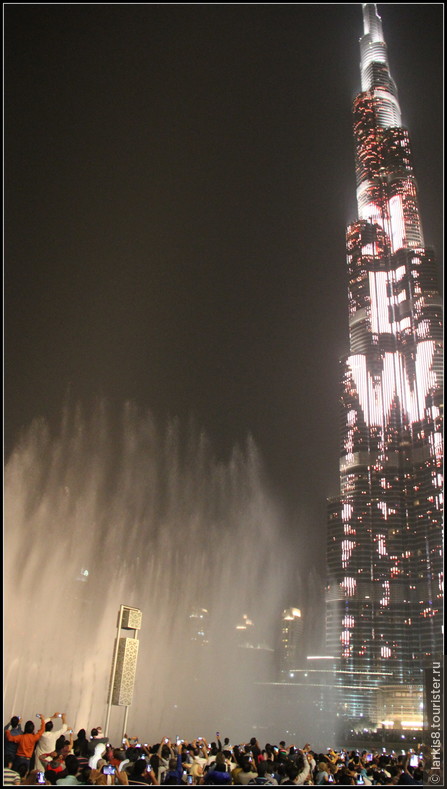 Бурдж Халифа - самое высокое здание в мире. Это, конечно, основной символ Дубая. Многие приезжают сюда, чтобы подняться на смотровую площадку башни. Как происходит подъем на самом быстром лифте, можно посмотреть: http://larkis8.tourister.ru/videos/7391 . Вид с башни :  http://larkis8.tourister.ru/videos/7393 . 
Многие приезжают на вечернее шоу фонтанов. Видео: http://larkis8.tourister.ru/videos/7394