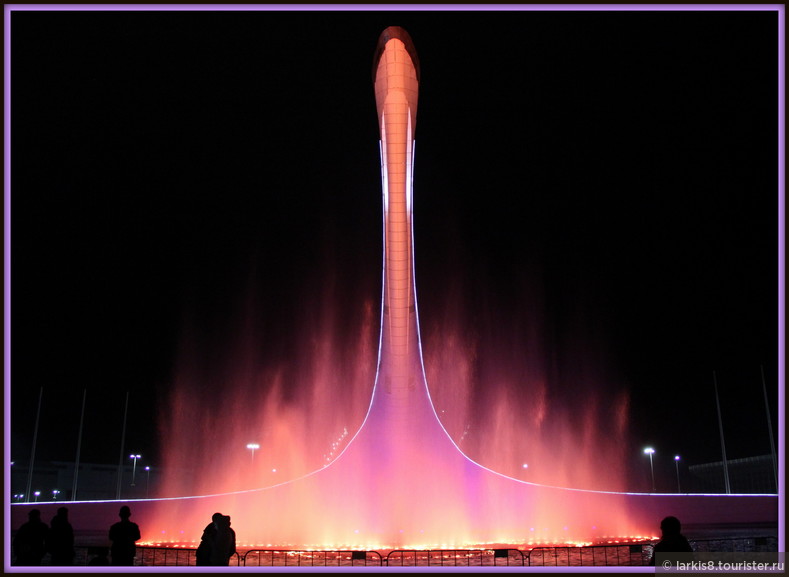 Фонтан около бывшего Олимпийского факела в Олимпийском парке Сочи произвел на меня даже большее впечатление, чем фонтан в Дубае. Видео : http://larkis8.tourister.ru/videos/7533 