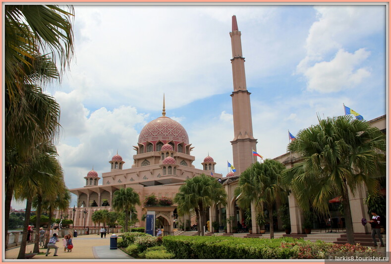 Путраджайя - административная столица Малайзии, современный город, который знаменит в том числе своей Розовой мечетью. Подробно про этот город можно почитать в моем рассказе : http://www.tourister.ru/responses/id_12419