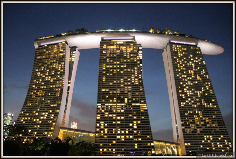 Вечером в Сингапуре все выглядит еще красивее! В том числе знаменитый отель Марина Бей. 