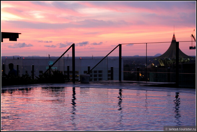 Поплавать в бассейне на крыше отеля под южным вечерним небом - красота! Рассказ про этот город : http://www.tourister.ru/responses/id_12822 