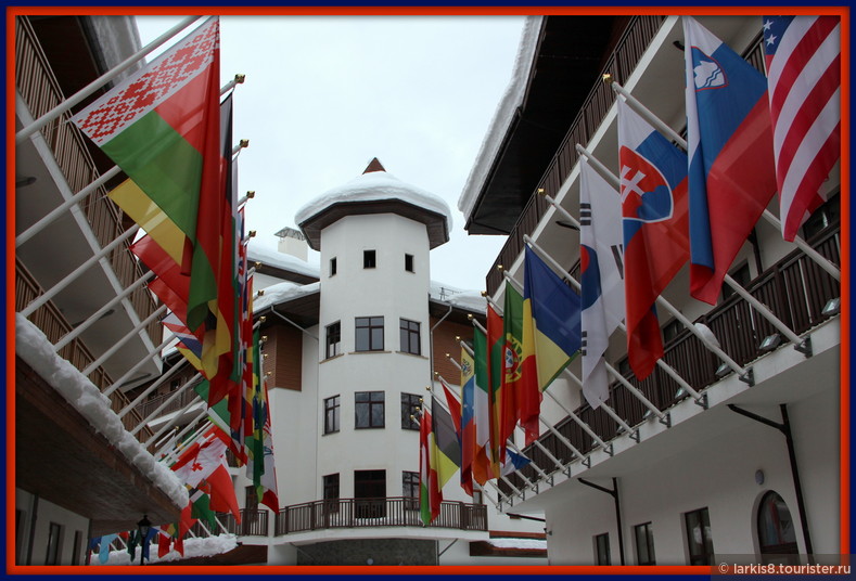 Улица флагов в Олимпийской Деревне горнолыжной части Роза Хутор. 