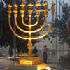Золотая менора в еврейском квартале