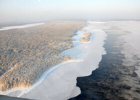 Несмотря на дикий мороз, льды только у берега, чуть дальше Онега так и не замерзла