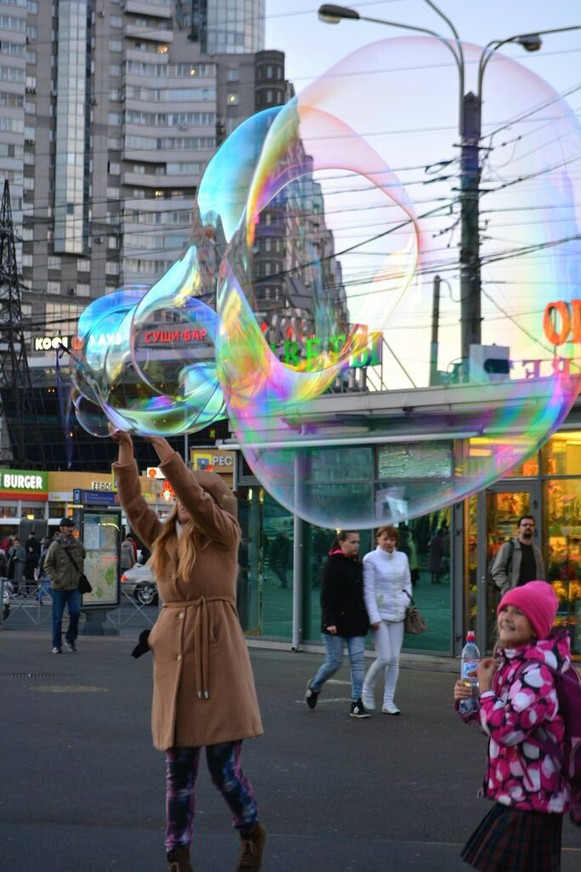 Мыльные пузыри
На фото Ульяна Зубко. Хорошая подруга, которая тоже решила радовать детей этим в Питере