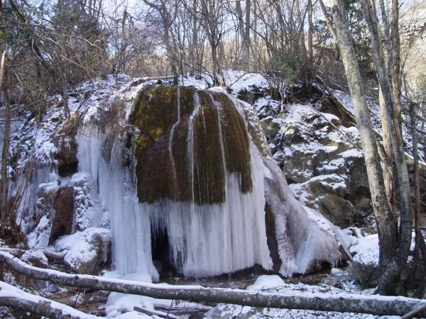 Обрушился водопад. Водопад серебряные струи. Водопад серебряные струи зимой. Обвалившийся водопад в Крыму. Серебряные струи фотосессия.