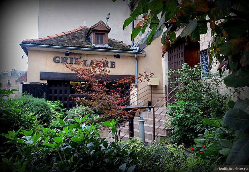 Ресторан Гриль Лаура напротив Кафедрального собора Дижона.