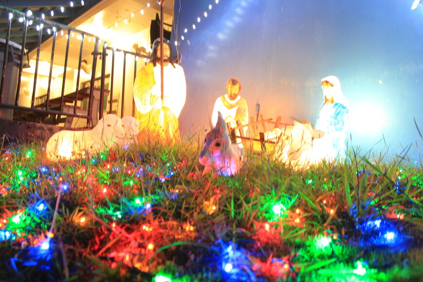 перед Рождеством остров буквально расцвечивается разноцветными инсталляциями на Библейские темы