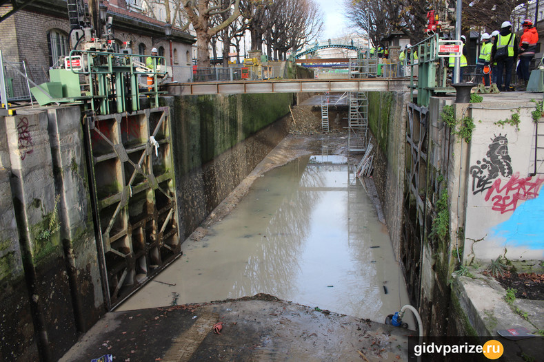 В Париже осушили канал Сен-Мартен