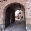 Выездные ворота являются также въездными, потому что они - единственные в поселке, окруженном крепостной стеной