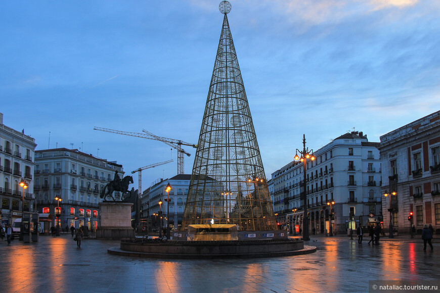 Мадрид, ранее утро, площадь Puerta del Sol. Я жила в трех минутах ходьбы от нее.