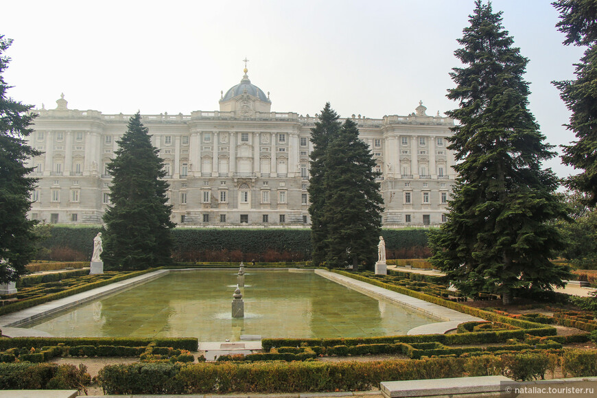 Мадрид. Королевский дворец в тумане. 