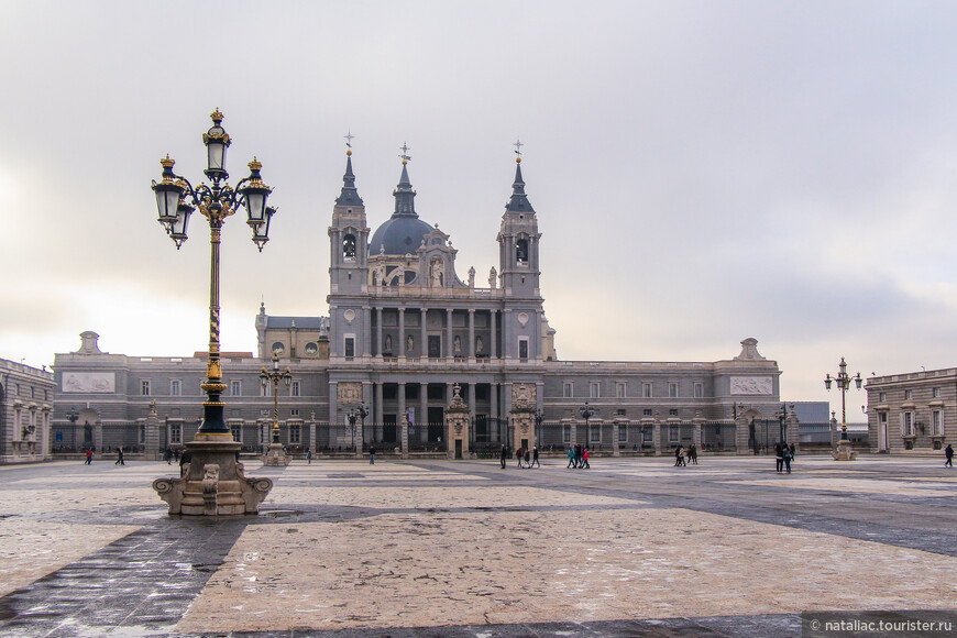 Мадрид. Напротив Королевского дворца находится собор Альмудена.