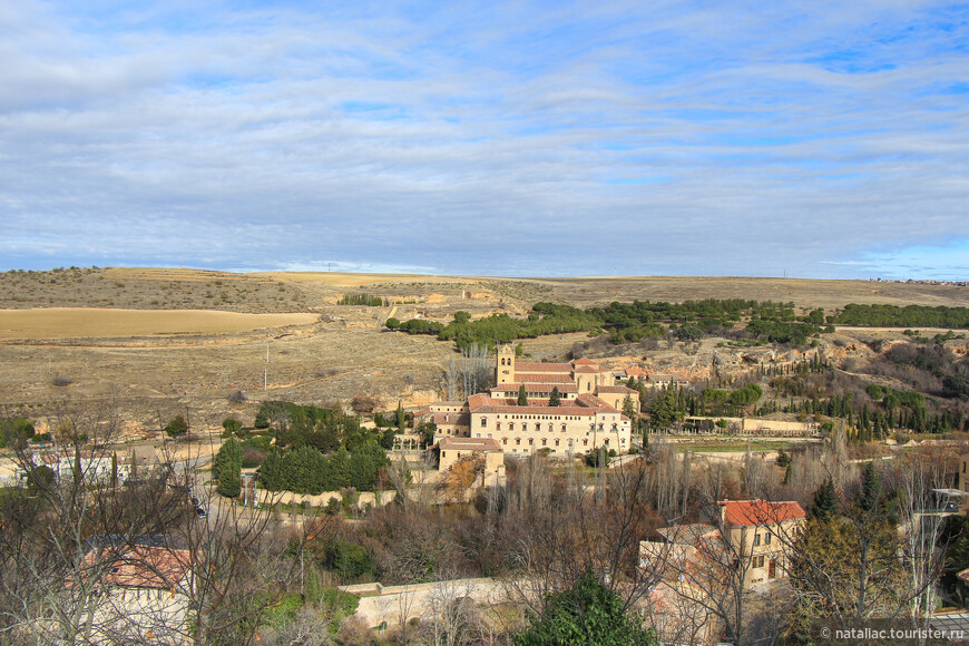 Сеговия. Вид со смотровой на монастырь Santa María del Parral.