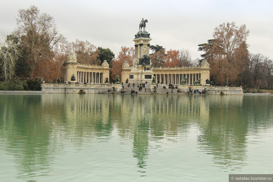 Памятник Альфонсо XII в городском парке Ретиро, Мадрид.