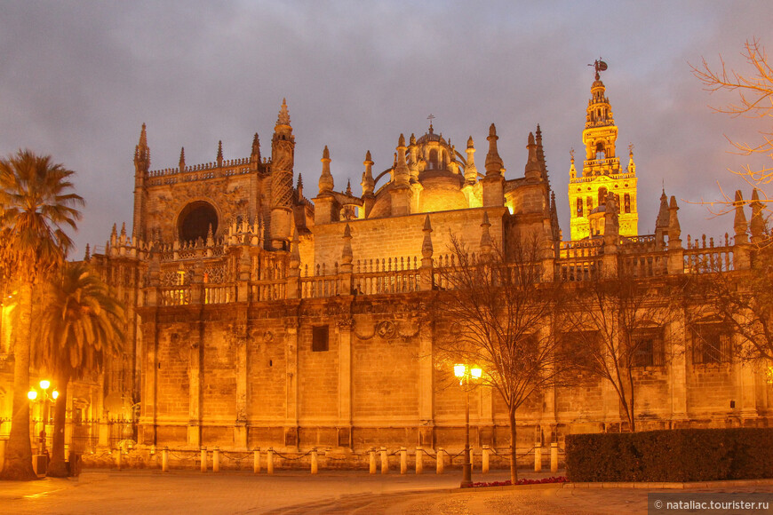 Севильский кафедральный собор или собор Мария-де-ла-Седе, крупнейший готический собор в Европе. Справа видна башня Хиральда.