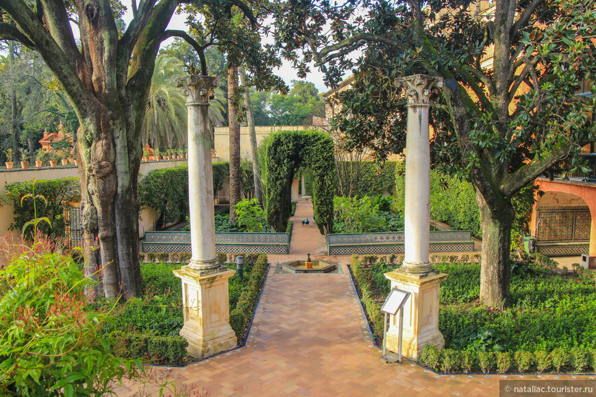 Сады в королевском Алькасаре в  Севилье. 