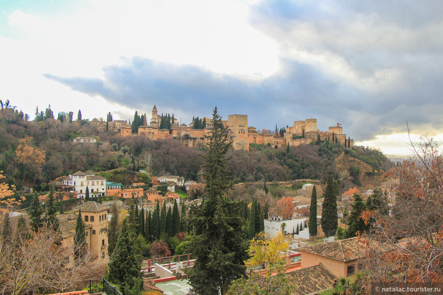 Гранада. Вид на Альгамбру со смотровой на улице Сакроменто.