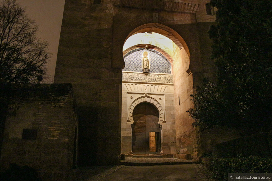 Гранада, вход в Альгамбру, ворота Правосудия. 7-45 утра. 