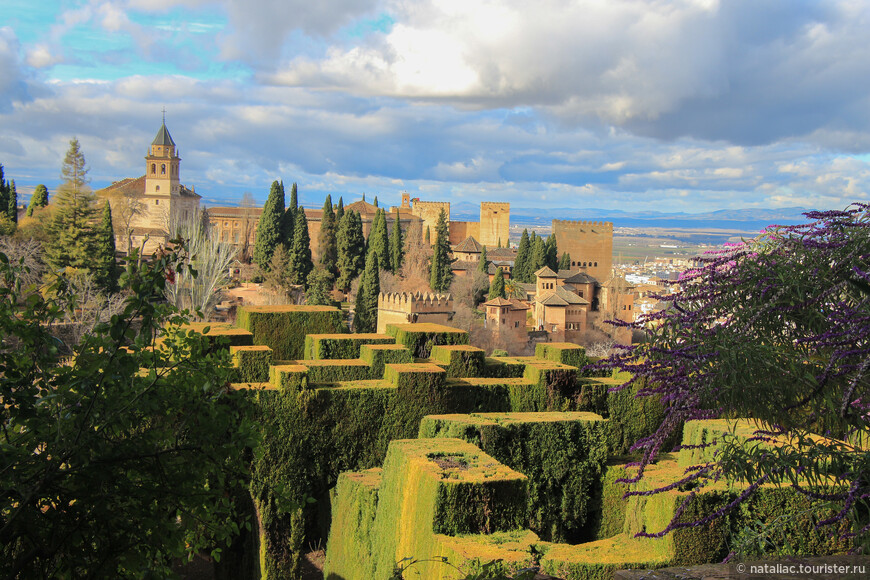 Гранада, вид на Альгамру с садов Генералифе. 