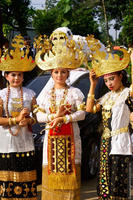 Национальные танцы на индонезийском острове Суматра с моим участием