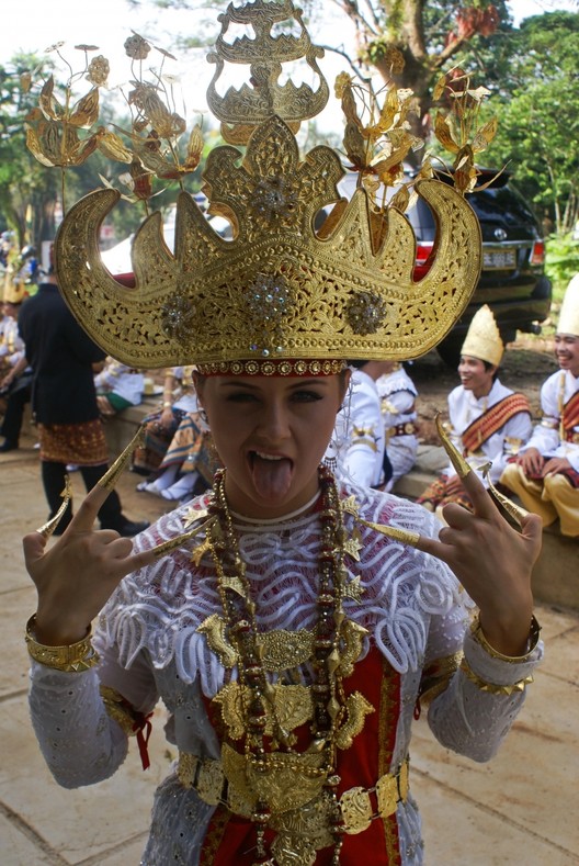 Национальные танцы на индонезийском острове Суматра с моим участием