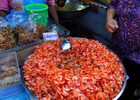 Рынок  у реки Мекхлонг.Тайланд.