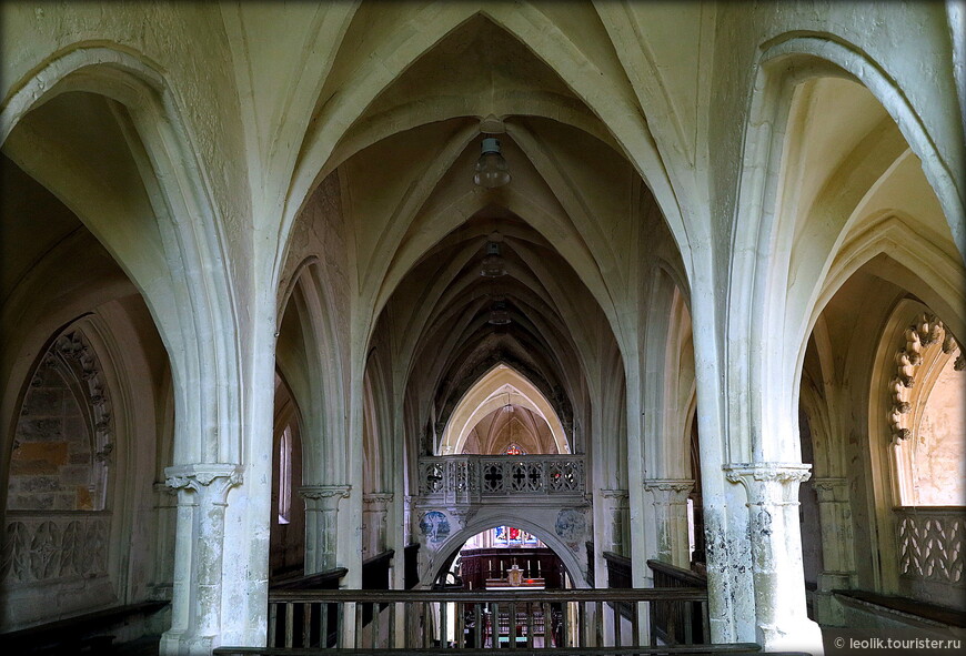Интерьер церкови Сен-Женэ.