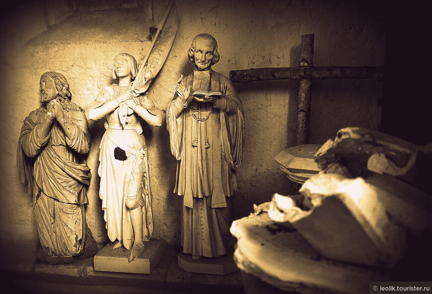 Скульптуры в церкови Сен-Женэ.