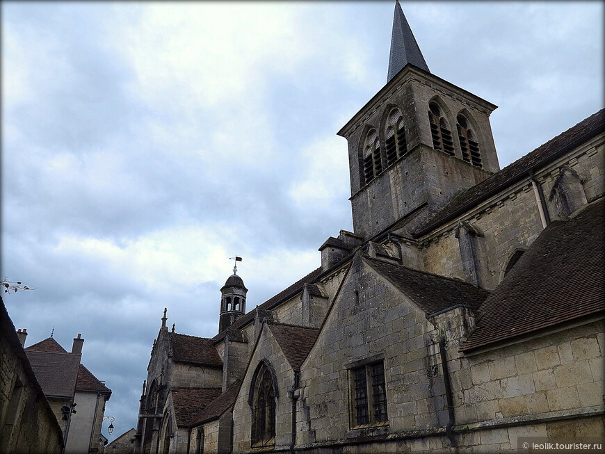 Церковь Сен-Женэ была построена ориентированно по сторонам света в 13 веке на месте более древней церкви. Она была полностью восстановлена и расширена в 15 веке.Редкий вариант готического здания. В 1838 году церковь внесли в список памятников исторического значения.
